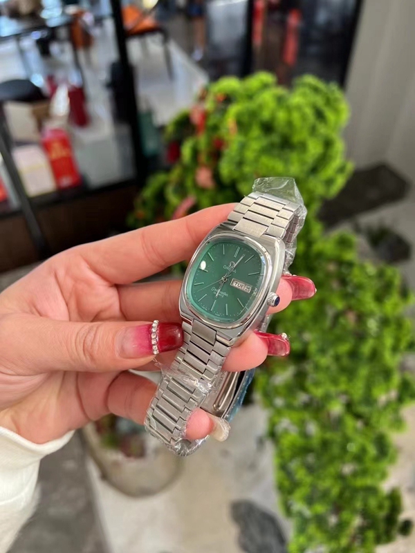 オメガ時計背面デザイン